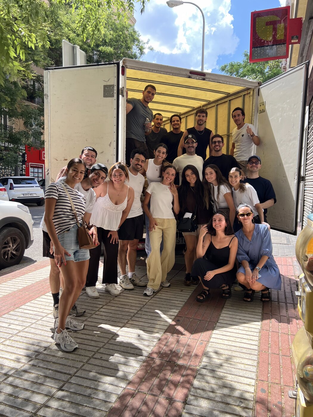 El wedding crew con el cargamento en Madrid