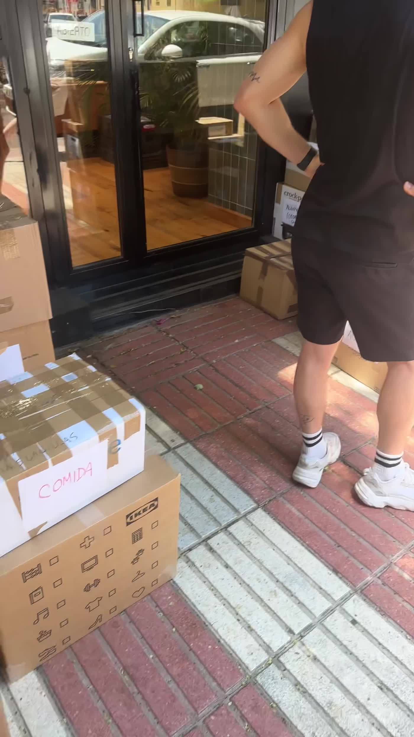 Cargando cajas rumbo a Venezuela