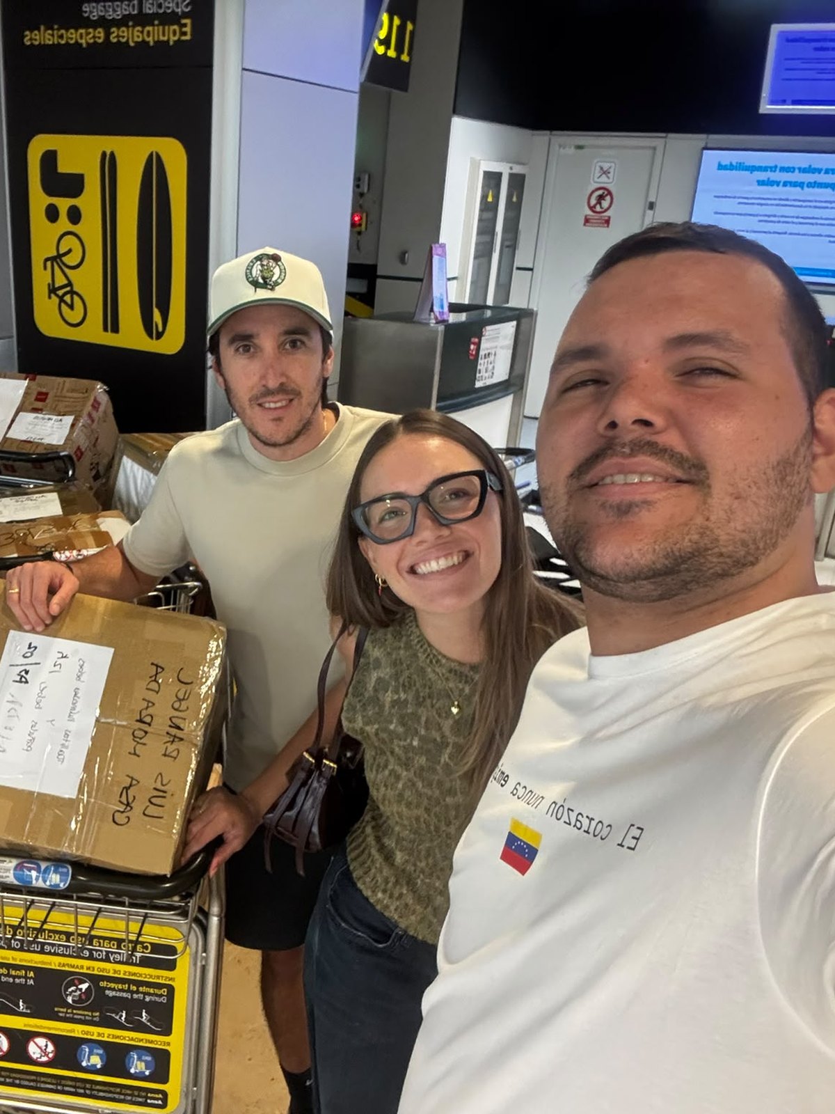 El equipo con las cajas de ayuda en el aeropuerto, rumbo a Venezuela