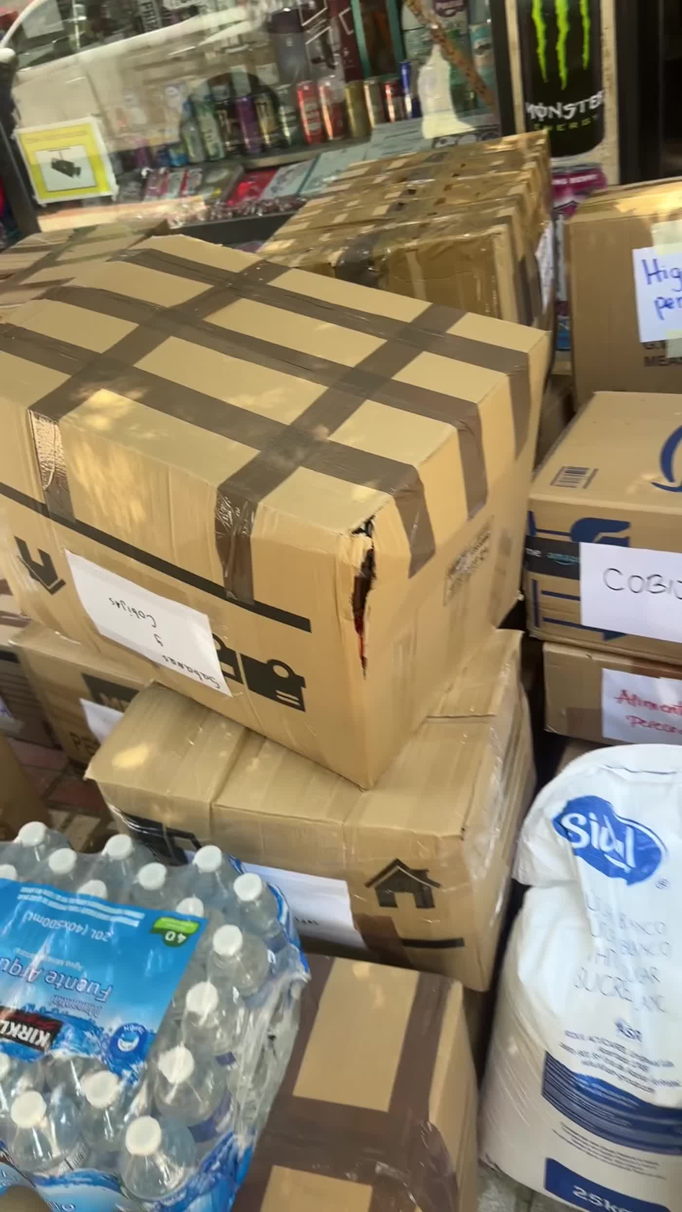 Alimentos, agua y mantas